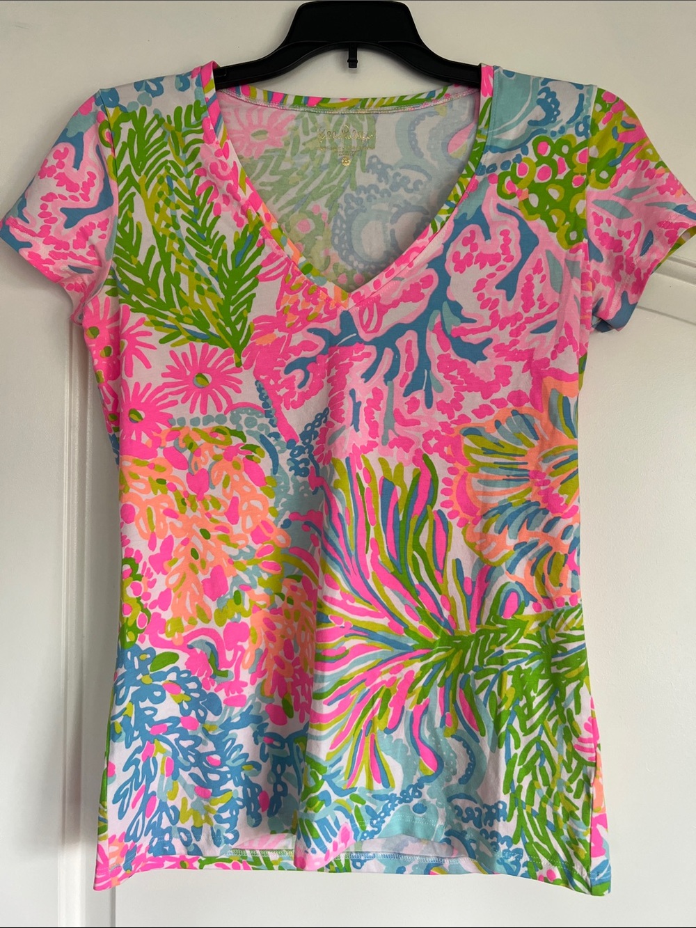 Lily Pulitzer V-Neck Short Sleeve Tee in Bright Pink Tropical Print